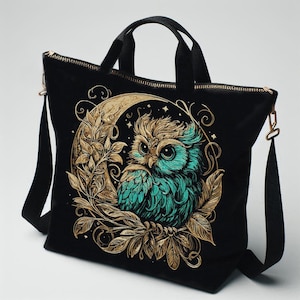 Peut inclure: Sac fourre-tout noir avec un motif de hibou turquoise et doré sur un croissant de lune et des feuilles. Le sac a une fermeture éclair, des poignées noires et une bandoulière amovible. Le hibou a des plumes turquoise et des accents dorés.