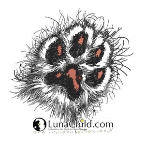 Könnte beinhalten: Schwarzweißes Stickmuster einer Hundepfote mit einem rosa Ballen. Die Pfote ist von weißem Fell umgeben.