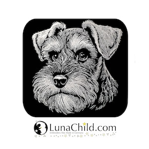 Op de afbeelding: Zwart-witte lijntekening van de kop van een dwergkees. De hond heeft een witte, pluche baard en een serieuze uitdrukking. De afbeelding is op een zwarte achtergrond met de tekst "LunaChild.com" en "Embroidery files Made in Germany" onderaan.