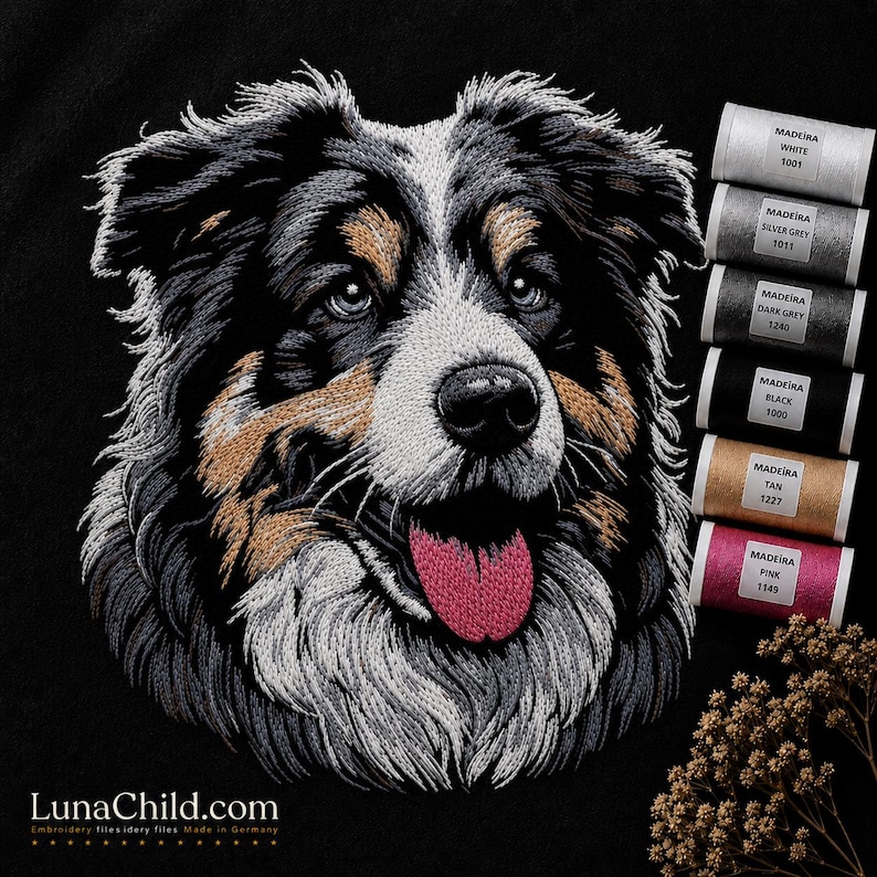 Stickmotiv Hundekopf eines dreifarbigen Australian Shepherds (Aussie), digitalisiert als detailreiches Tierporträt mit offenen Augen, wachsamen Blick und heraushängender rosa Zunge für die professionelle Stickmaschine von LunaChild.com