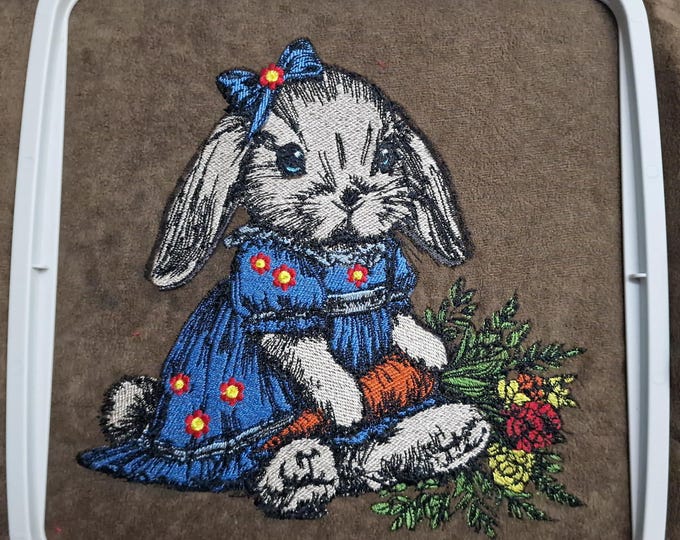 Stickdatei - Vollstick - Hase "Wilma" mit Kleid und Schleife - Für helle & dunkle Stoffe - LunaChild