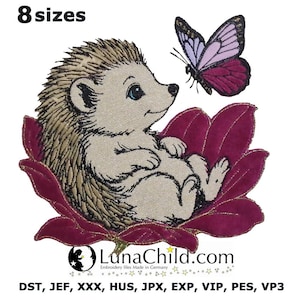 Peut inclure: Motif brodé d'un hérisson sur une fleur bordeaux avec des détails dorés, et un papillon aux ailes violettes et bordeaux. Le texte "8 sizes" est en haut et "LunaChild.com" en bas. Fichiers de broderie fabriqués en Allemagne.