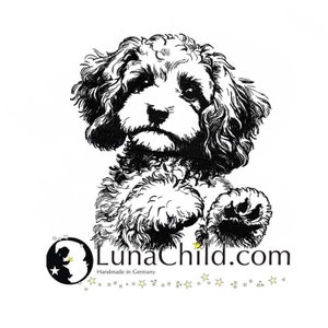 Könnte beinhalten: Schwarz-Weiß-Illustration eines Cavalier King Charles Spaniel Welpen mit lockigem Fell und ausgestreckten Pfoten. Der Text "LunaChild.com" und "Handmade in Germany" mit Sternakzenten ist enthalten.