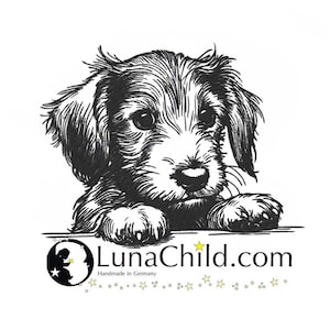 Könnte beinhalten: Schwarzweiß-Illustration eines Welpen, der über ein Schild mit dem Text "LunaChild.com" schaut, unter dem der Schriftzug "Handmade in Germany" steht.