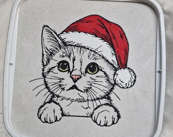 Stickdatei Katze "Sweetie" – Niedliches Kätzchen mit Weihnachtsmütze – Für helle Stoffe – 8 Größen enthalten – LunaChild