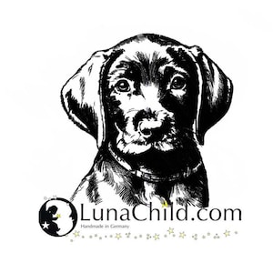 Könnte beinhalten: Schwarzweiß-Illustration eines Labrador-Welpen mit Halsband. Der Welpe schaut direkt auf den Betrachter. Der Text "LunaChild.com" und "Handmade in Germany" befindet sich unter dem Bild.