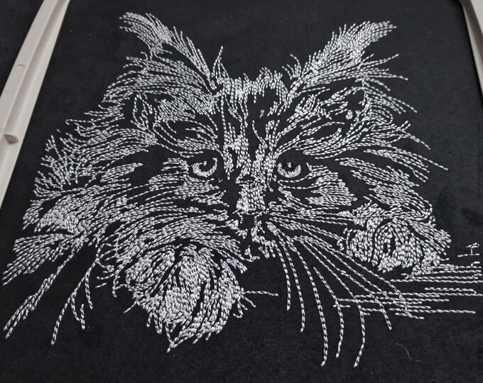 WENIGER STICHE - Stickdatei Maine Coon Katze  "Nox" LIGHT - für dunkle Stoffe - LunaChild - 6 Größen