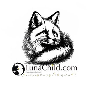 Könnte beinhalten: Schwarzweiß-Illustration eines Fuchs-Kopfes mit einem buschigen Schwanz. Das Bild enthält den Text "LunaChild.com" und "Handmade in Germany".