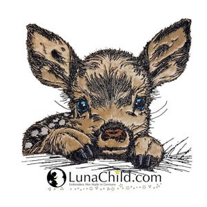 Può includere: Primo piano di un capriolo ricamato marrone e bianco con grandi occhi azzurri. Il capriolo è sdraiato sulla pancia con le zampe anteriori estese. Il ricamo è dettagliato e realistico.