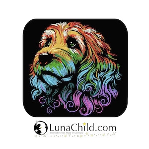 Op de afbeelding: Een kleurrijk geborduurd hondenportret op een zwarte achtergrond. De vacht van de hond is weergegeven in levendige regenboogkleuren, met groene ogen en een zwarte neus. De tekst "LunaChild.com" en "Embroidery files Made in Germany" is inbegrepen.