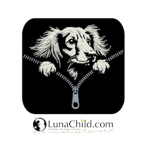 Puede incluir: Imagen bordada en blanco de la cabeza de un perro asomándose por una cremallera sobre un fondo negro. El texto "LunaChild.com" está en la parte inferior de la imagen.