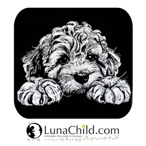 Puede incluir: Diseño de bordado en blanco y negro de un perro esponjoso con pelo rizado, mirando al espectador. El perro está acostado con las patas delante de él. El diseño está sobre un fondo negro.