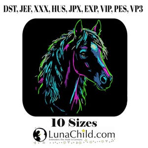 Könnte beinhalten: Ein digitales Stickdesign mit einem Pferdekopf mit Neonfarben-Umriss auf schwarzem Hintergrund. Das Design enthält den Text "10 Sizes" und die Website "LunaChild.com".