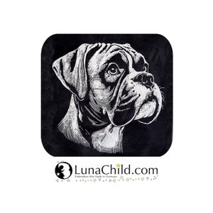 Op de afbeelding: Zwart-witte illustratie van een Boxerkop op een zwarte achtergrond. De hond kijkt naar rechts. De afbeelding is van LunaChild.com, gespecialiseerd in borduurbestanden.