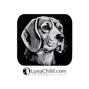 Könnte beinhalten: Schwarzweiß-Stickerei-Design eines Beagle-Hundekopfes. Das Design ist detailliert und filigran, mit Fokus auf die Augen und die Nase des Hundes. Das Design ist perfekt für die Verwendung auf Kleidung, Wohnaccessoires oder anderen Bastelarbeiten.