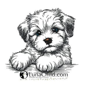 Könnte beinhalten: Ein Stickmotiv, das einen flauschigen Welpen mit schwarzen Umrissen, dunklen Augen und einer braunen Nase zeigt. Unter dem Welpen steht der Text LunaChild.com mit dem Zusatz Embroidery files Made in Germany und einer Reihe kleiner Sterne.