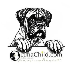 Könnte beinhalten: Eine schwarz-weiße Strichzeichnung eines Boxer-Hundes, der seine Vorderpfoten auf eine Kante stützt. Unter dem Hund steht der Text LunaChild.com mit dem Zusatz Handmade in Germany sowie ein kleines kreisförmiges Logo mit einer Silhouette.