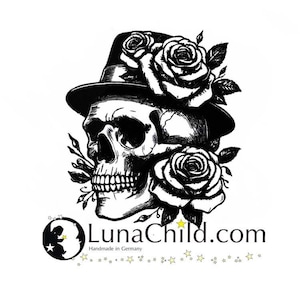Peut inclure: Illustration en noir et blanc d'un crâne portant un chapeau fedora avec des roses. Le crâne sourit et a une rose dans la bouche. Le texte "LunaChild.com" est sous le crâne, avec les mots "Handmade in Germany" en dessous.