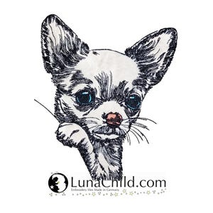 Puede incluir: Diseño de bordado de línea de arte en blanco y negro de un cachorro chihuahua con ojos azules, mirando hacia la derecha, con la pata levantada. El diseño está sobre un fondo blanco.