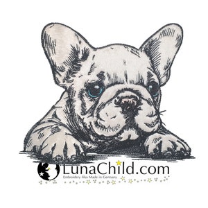 Può includere: Una toppa ricamata raffigurante un cucciolo di bulldog francese con grandi orecchie e occhi blu, realizzata in filo bianco e nero con ombreggiature dettagliate. Sotto il cucciolo, il testo recita LunaChild.com Embroidery files Made in Germany.
