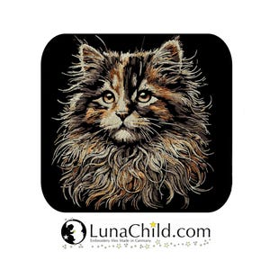 Könnte beinhalten: Ein Stickmuster mit einer langhaarigen Glückskatze mit braunem, schwarzem und cremefarbenem Fell vor einem einfarbig schwarzen Hintergrund. Unter der Katze steht der Text LunaChild.com mit dem Untertitel Embroidery files Made in Germany.