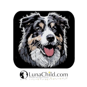 Può includere: Disegno ricamato di un cane pastore australiano nero, marrone e bianco con la lingua rosa che sporge. Il cane guarda direttamente lo spettatore. Il disegno è su uno sfondo nero.