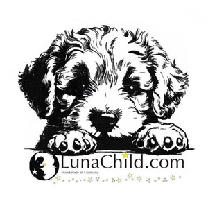 Può includere: Illustrazione in bianco e nero di un cucciolo che sporge da una superficie con il testo "LunaChild.com" e "Handmade in Germany" sotto.