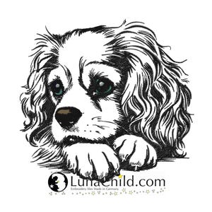Może przedstawiać: Czarno-biały wzór haftu przedstawiający szczeniaka Cavalier King Charles Spaniel z dużymi ciemnymi oczami, opierającego głowę na przednich łapach. Pod psem znajduje się napis Lunachild.com oraz Embroidery files Made in Germany.