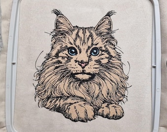 Stickdatei Vollstick Maine Coon Katze „Ida“ – 8 Größen – LunaChild