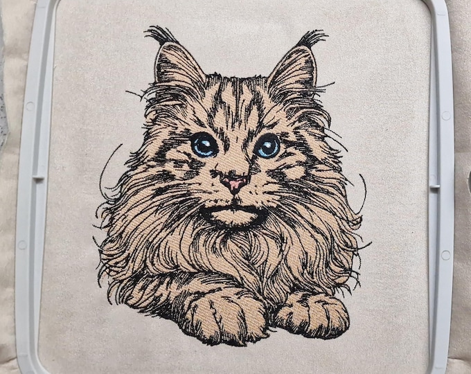 Stickdatei Vollstick Maine Coon Katze „Ida“ – 8 Größen – LunaChild