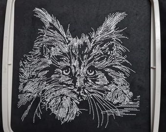 WENIGER STICHE - Stickdatei Maine Coon Katze  "Nox" LIGHT - für dunkle Stoffe - LunaChild - 6 Größen