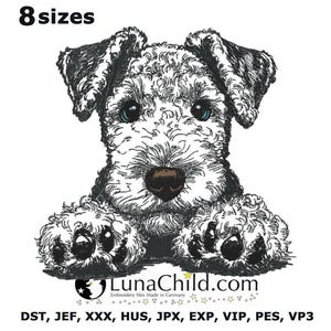 Peut inclure: Un motif de broderie représentant un chien terrier noir et blanc aux yeux bleus et au nez marron, vu de la poitrine avec les pattes vers l'avant. Le texte 8 sizes figure en haut, et LunaChild.com avec les formats de fichiers en bas.