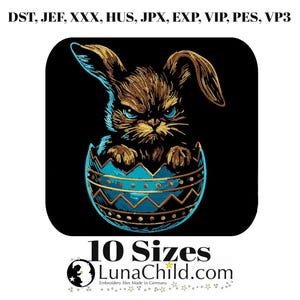 Könnte beinhalten: Ein gesticktes Design eines wütenden Hasen, der aus einem verzierten blau-goldenen Ei kommt, vor schwarzem Hintergrund. Das Bild enthält den Text "10 Sizes" und "LunaChild.com".