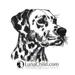 Pode incluir: Um design de bordado apresentando um cão dálmata com manchas pretas em uma pelagem branca, olhos azuis e um nariz escuro. Abaixo do cão está o texto LunaChild.com com um pequeno logotipo circular e a frase Embroidery files Made in Germany.