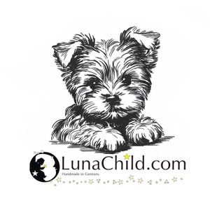 Pode incluir: Ilustração em preto e branco de um filhote de Yorkshire Terrier com uma expressão doce. O filhote está deitado com as patas à sua frente. O texto "LunaChild.com" está abaixo do filhote, com as palavras "Handmade in Germany" abaixo.