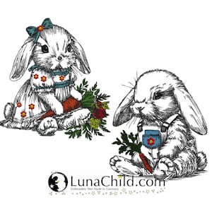 Könnte beinhalten: Zwei detaillierte Illustrationen von Hasen. Ein Hase trägt ein Kleid mit floralen Akzenten und hält eine Karotte und Blumen. Der andere Hase trägt eine Latzhose und hält ebenfalls eine Karotte. Das Bild hat einen Vintage-Stil, handgezeichnet.