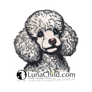 Könnte beinhalten: Ein Stickmotiv eines weißen Pudels mit lockigem Fell, dunklen Augen und einer rosa Nase. Unter dem Pudel steht der Text LunaChild.com, der Schriftzug Embroidery files Made in Germany und eine dekorative Reihe kleiner gelber und weißer Sterne.