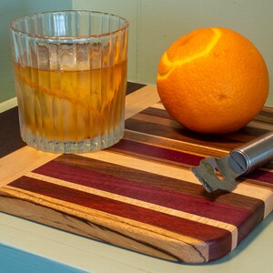 Handgefertigtes Cocktail- und Servierbrett aus Holz