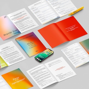 Puede incluir: Una colección de libros coloridos abiertos con el título "From Mindless Scroller to Focus Controller" y el texto "Focus is your superpower!" Los libros están sobre una superficie blanca con un resaltador amarillo y un teléfono inteligente negro.