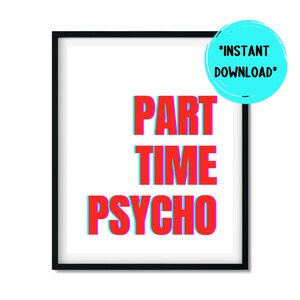 Puede incluir: Impresión enmarcada con las palabras "PART TIME PSYCHO" en rojo, delineadas en azul, sobre un fondo blanco. Un círculo turquesa con las palabras "*INSTANT DOWNLOAD*" está en la esquina superior derecha. El marco es negro.
