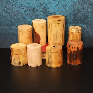 Barattoli cilindrici / torniti a mano e unici realizzati in legno pregiato