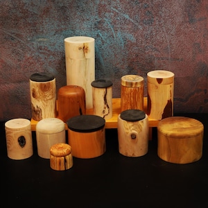 Scatole di legno tornite di varie forme e dimensioni. Design, arti e mestieri, artigianato