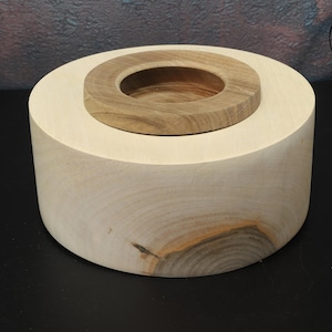 Ask i valnötsträ tillverkad av lokala träd, skördade i regionen