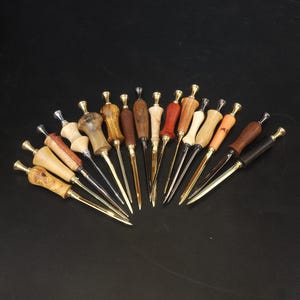 Pezzi unici per la scrivania/tagliacarte in legno tornito a mano in Baviera