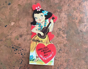 Lindo kitsch "Hawaii Feeling About Being my Valentine" Hula Dancer Lei Ukelele Vintage Valentine Card c 1950s /1960s Sin usar Nuevo stock antiguo