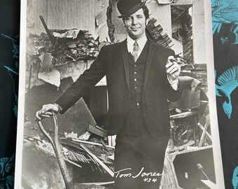 Fotografía autografiada de Tom Jones, Tom Jones con sombrero bombín frente a Rubble. Foto vintage.