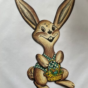 Conejito de Pascua Beistle vintage de mediados de siglo con chaleco a cuadros que lleva una canasta de huevos, espeluznante y lindo con orejas mecánicas articuladas, decoración navideña para la pared