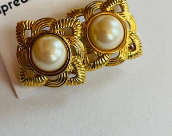 Vintage Diamond Shape Knot Pattern Gold tone Metal Clip on Earrings with Faux Pearl 1980s vibes