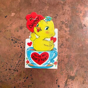 Olá Chicky, você é minha xícara de chá Kitsch, fofo, trocadilho, bebê passarinho, cartão de felicitações vintage de dia dos namorados, década de 1950/1960, novo, estoque antigo