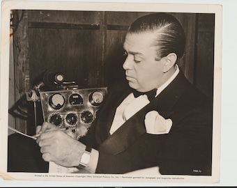 Morton Downey en Ghost Catchers (1944) Foto de prensa cinematográfica antigua de la década de 1940.